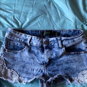 Short denim washed with embroidered on the sides